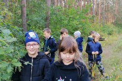 uczniowie w lesie