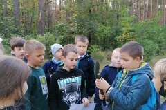 uczniowie w lesie