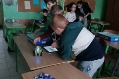 uczniowie podczas zajęć z robotyki